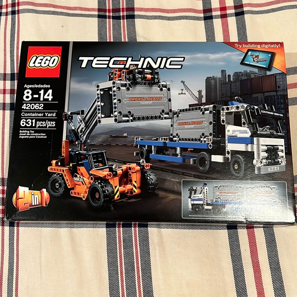 LEGO TECHNIC 2 in 1 Container Yard